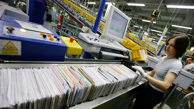 Arbeit an der Sortiermaschine: Eine Mitarbeiterin im Internationalen Postzentrum (IPZ) am Flughafen in Frankfurt am Main (Archivbild).