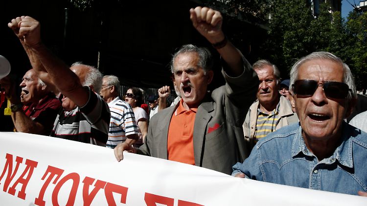 Im Oktober 2014 demonstrieren Rentner in Athen gegen die Sparpolitik.