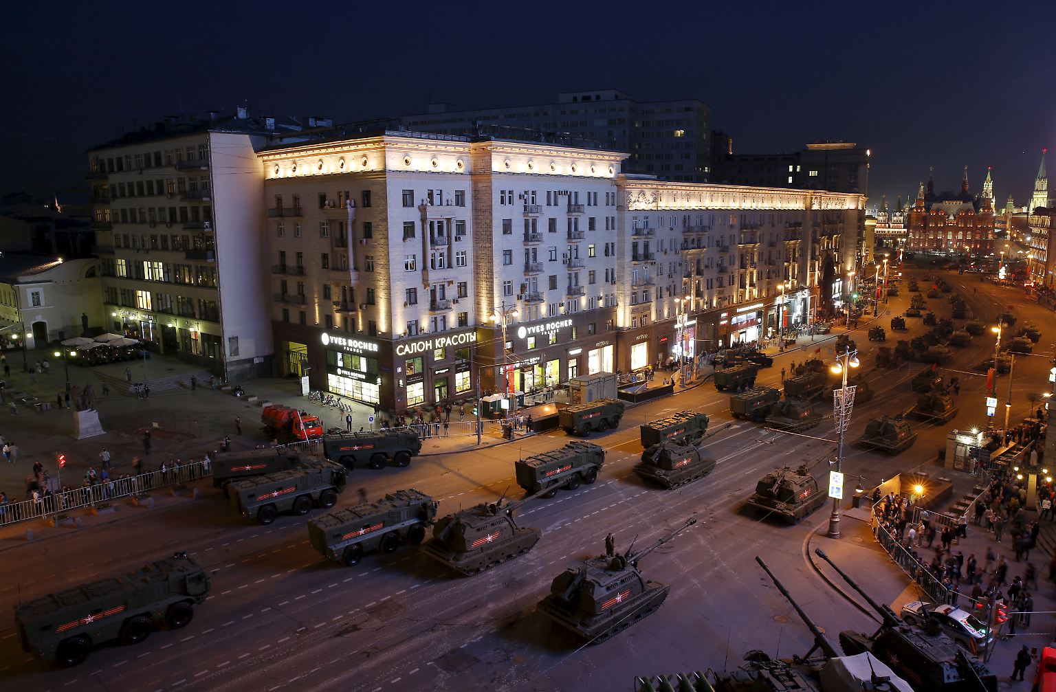 Panzer füllen die Straßen Moskaus.