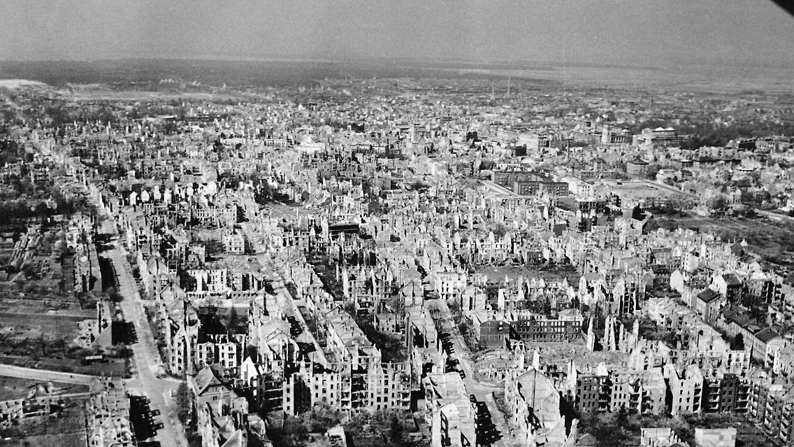 Europa im Frühling 1945. Weite Teile des Kontinents sind restlos zerstört, ...