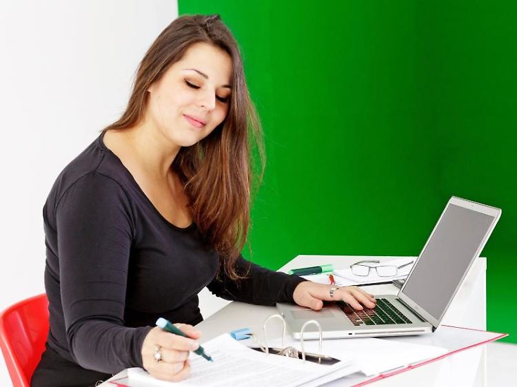 Wer ein Zimmer seiner Immobilie als Arbeitszimmer nutzt, muss bei einem Verkauf aufpassen. Denn unter Umständen muss ein Teil des Verkaufsgewinns versteuert werden.