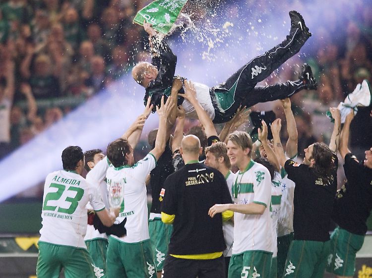 Spätestens seit 2005 wird Thomas Schaaf nicht nur in Deutschland für seinen Spielweise gefeiert.