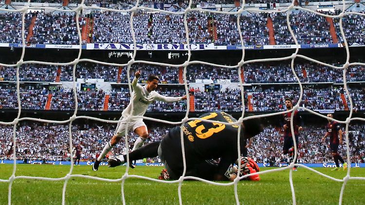 Der Ankauf von Spitzenspielern verschlingt Millionen: Cristiano Ronaldo bejubelt einen Treffer im "Clasico" Real Madrid gegen den FC Barcelona (Archivbild).