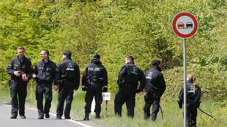Die Polizei durchkämmt das Gebiet des abgesagten Radrennens.