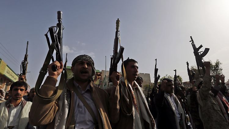 Huthi-Rebellen protestieren in Sanaa gegen die Luftangriffe Saudi-Arabiens.