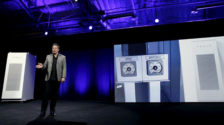 Bühne frei für Elon Musk: Für seine Fans hat er ein bisschen was von Steve Jobs und ein bisschen was von Iron Man.