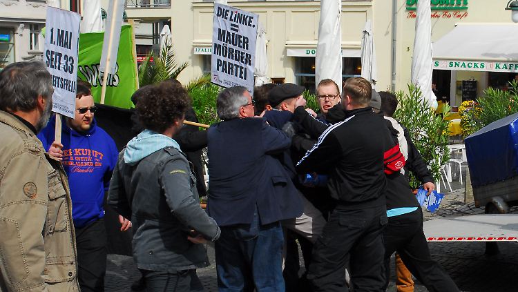 Die Teilnehmer der Mai-Kundgebung werden von Rechtsextremisten bedrängt, in der Mitte geht Weimars Oberbürgermeister Stefan Wolf dazwischen.