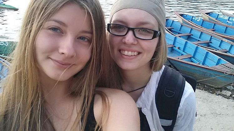 Leonie Elsner und Nina Stechmann (l-r) in Kathmandu in Nepal, einen Tag bevor sie zu der Wanderung aufbrechen.