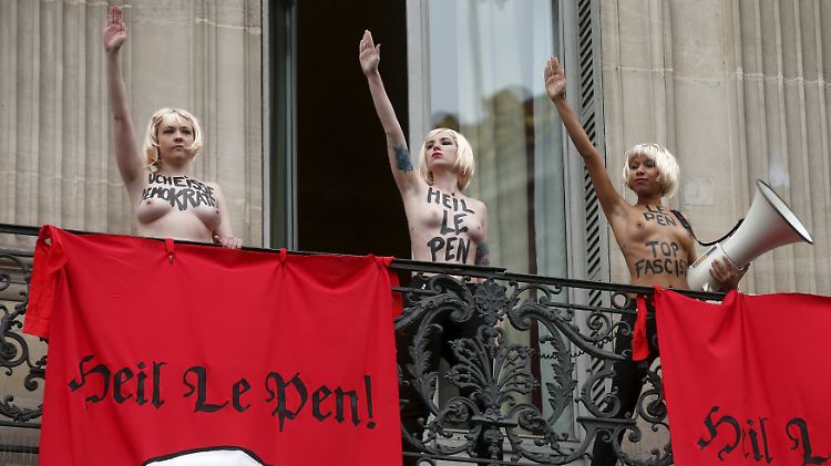 Die Frauen zeigen, was sie von Frankreichs Rechten halten.