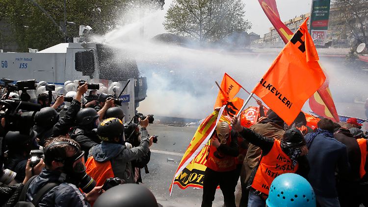 Die türkische Polizei geht mit Wasserwerfern gegen regierungskritische Demonstranten vor.