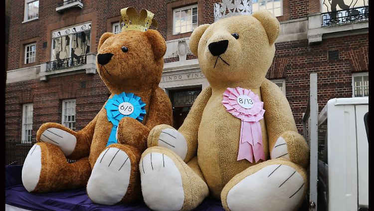 Junge oder Mädchen? Das ist noch nicht bekannt, deshalb schickte Wettanbieter William Hill gleich zwei Riesen-Teddys zum Krankenhaus.