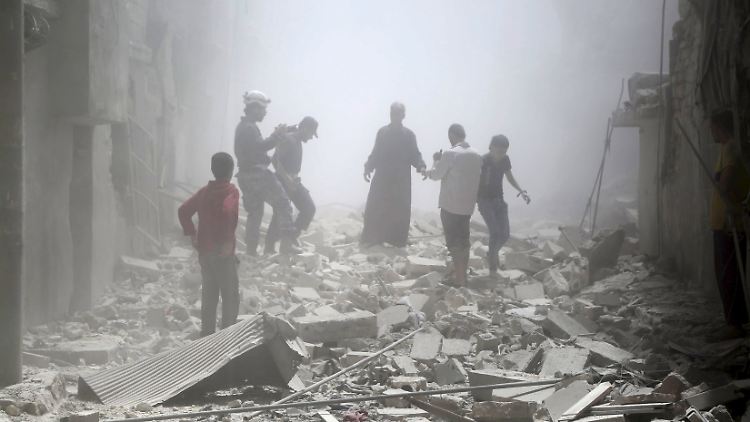Die Anti-IS-Allianz geht gegen die Terrormiliz vor, der syrische Machthaber Assad bombardiert in Aleppo das eigene Volk.
