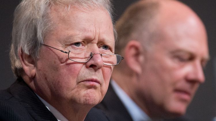 Wolfgang Porsche (l), Aufsichtsratschef der Porsche-Holding SE und der Porsche AG, und Ferdinand Oliver Porsche, Vorstand der Familie Porsche AG Beteiligungsgesellschaft, bei der Hauptversammlung der Volkswagen AG vor zwei Jahren. 