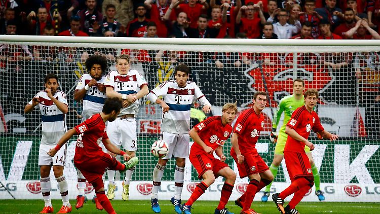 Hakan Calhanoglu wurde zum ersten Spieler, der Manuel Neuer seit dessen Wechsel zum FC Bayern ein direktes Freistoßtor in der Liga einschenken konnte.