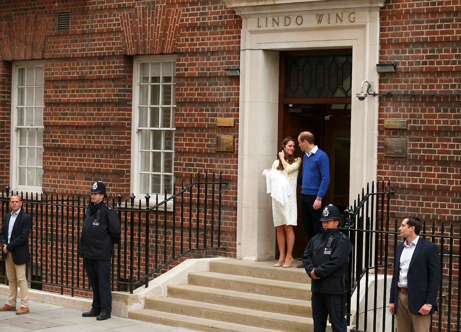 Am Vormittag des 2. Mai 2015 ertönt Jubel aus dem Camp der Königstreuen, die seit Tagen vor dem St. Mary's Hospital in London auf die Geburt von Nummer vier der britischen Thronfolge warten. 