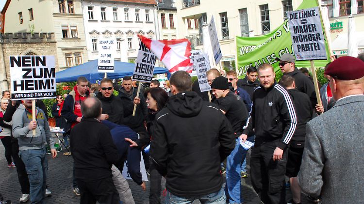Der Marktplatz in Weimar während der Attacke der Neonazis. 