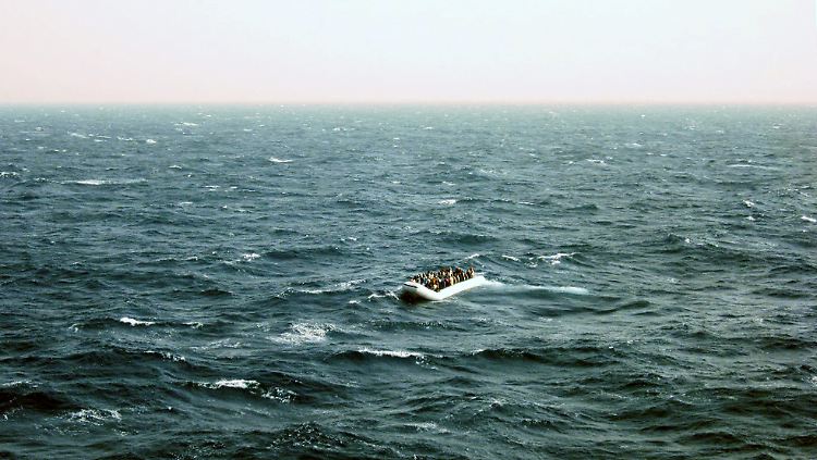 Leicht zu übersehen, aber wegschauen geht nicht: Ein Schlauchboot mit Flüchtlingen im Mittelmeer.