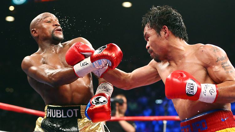 Floyd Mayweather (l.) siegt am Ende.