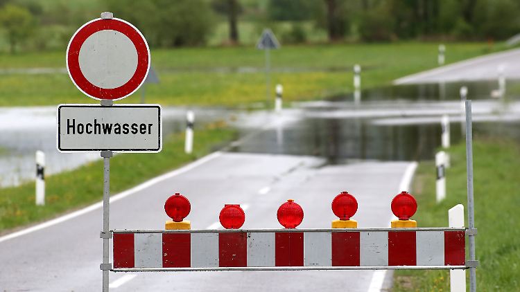 Die Kreisstraße K7588 ist nach anhaltenden Regenfällen wegen Hochwasser zwischen Unlingen und Daugendorf in Baden-Württemberg gesperrt.