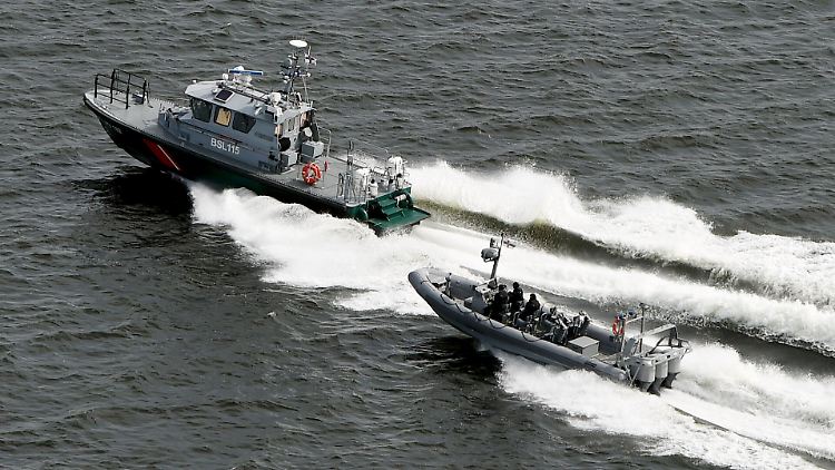 Finnische Grenzboote patrouillieren vor Helsinki.