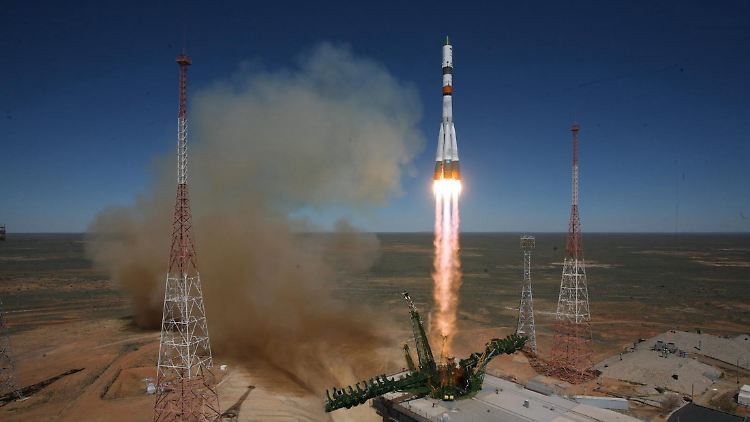 Der Frachter war 28. April vom Weltraumbahnhof Baikonur in Kasachstan ins All gestartet. Dabei verfehlte die Sojus-Trägerrakete die vorgesehene Umlaufbahn deutlich.