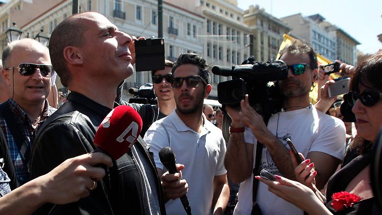 Finanzminister Yanis Varoufakis genießt am Tag der Arbeit in Athen ein Bad in der Menge.
