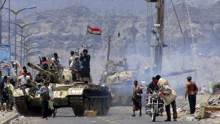 Ankunft in Aden: 40 bis 50 jemenitische Spezialkräfte sollen im Kampf gegen die
schiitischen Huthi-Rebellen helfen. 