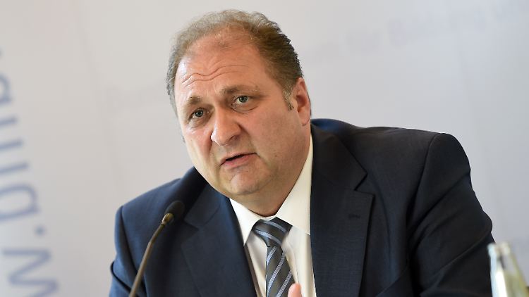 Viele Betriebe bildeten bereits Flüchtlinge aus, allerdings ohne Rechtssicherheit, beklagt Wollseifer.