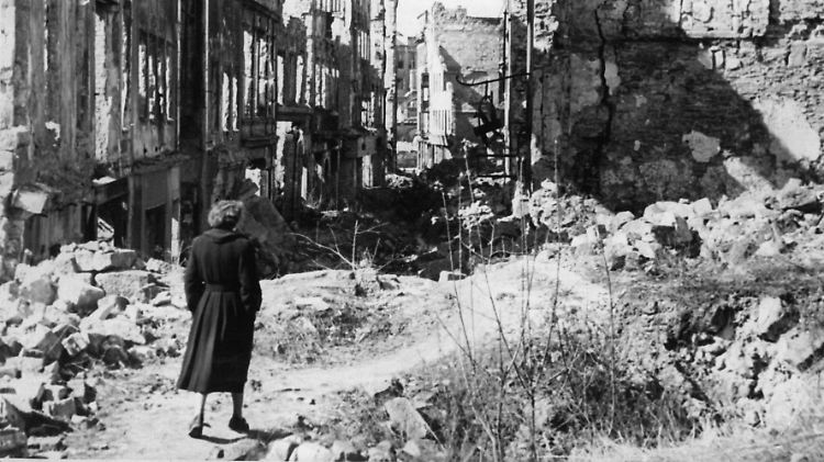 Eine Frau 1945 im zerstörten Dresden.