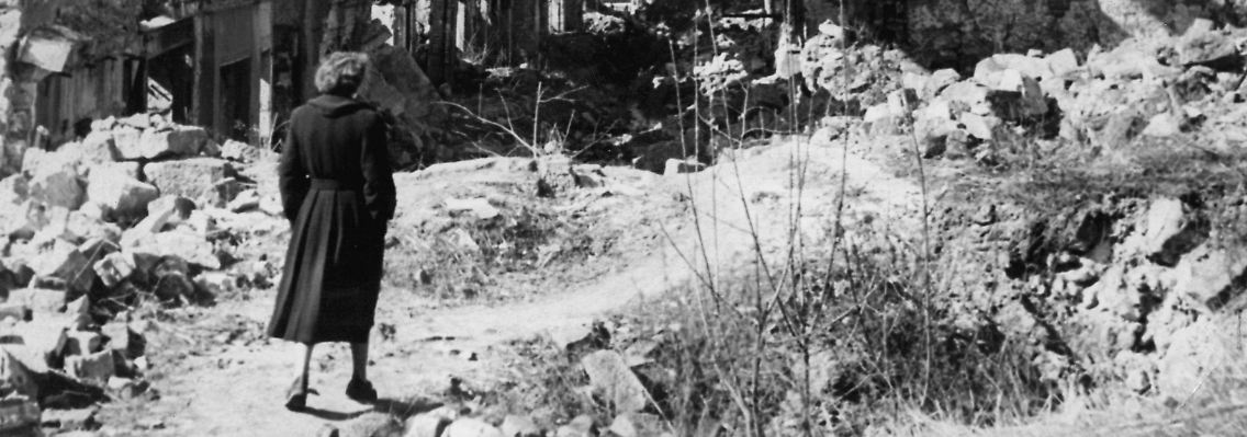 Eine Frau 1945 im zerstörten Dresden.