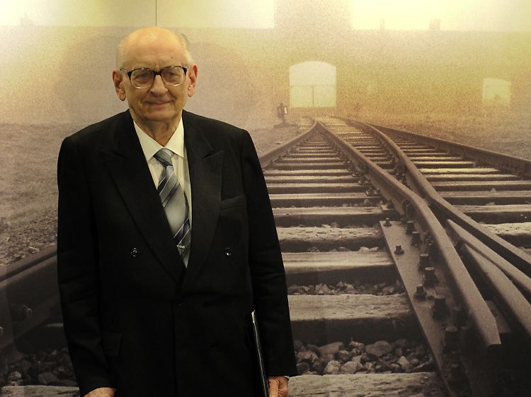 Bartoszewski - hier vor einem Bild des Lagers Auschwitz - ist seit 2007 außenpolitischer Berater des polnischen Ministerpräsidenten Donald Tusk.