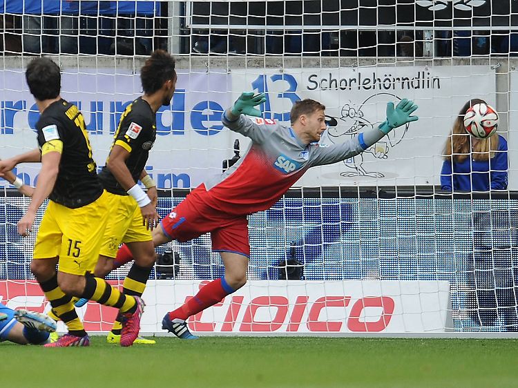 Szene des Anstoßes: Hier lässt sich erahnen, dass Pierre-Emerick Aubameyang zwischen seinem Kollegen Mats Hummels und dem Hoffenheimer Torwart Oliver Baumann stand.