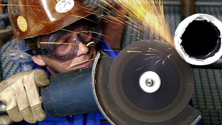 Deutschlands Industrie steckt in der Rezession. Ein Sparkurs der Regierung könnte den Abschwung verstärken.