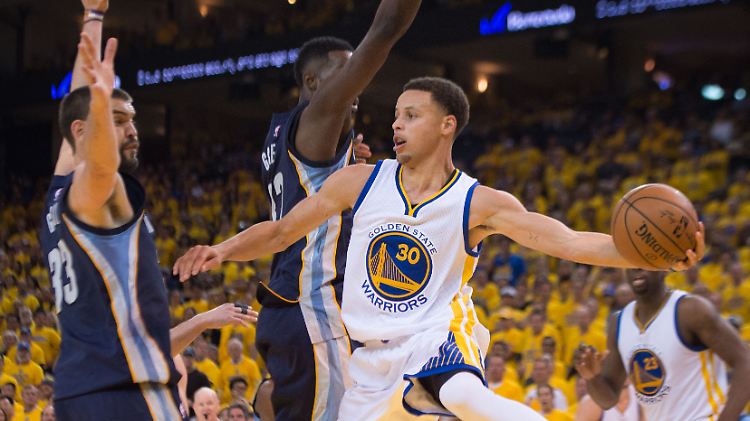 Der 27-jährige Piont Guard Stephen Curry von den Golden State Warriors ist der frischgekürte MVP 2015.
