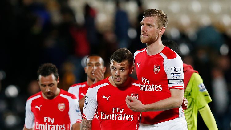 Per Mertesacker (l.) spielte gegen Hull unauffällig.