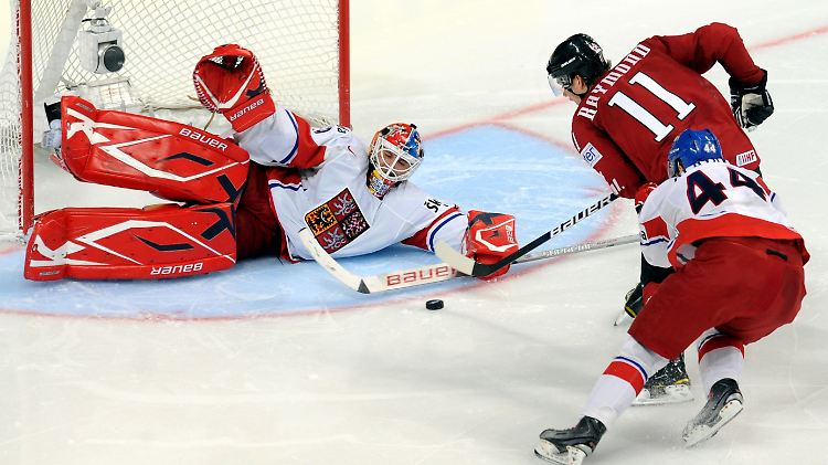 Kanadas Mason Raymond (M) versucht den Puck am tschechischen Torhüter Tomas Vokoun (l.) vorbei ins Tor zu schießen. Rechts schaut Miroslav Blatak aus Tschechien zu. 
