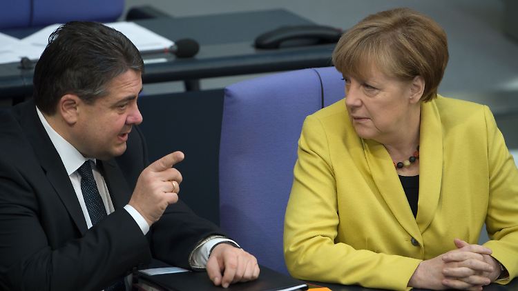 SPD-Chef Gabriel erhöht den Druck auf Bundeskanzlerin Merkel (CDU) und fordert von ihr Aufklärung.