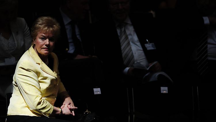 Steinbach betont, dass sie sich mit Äußerungen zu diesem Mann "sehr lange auch wirklich zurückgehalten" habe.