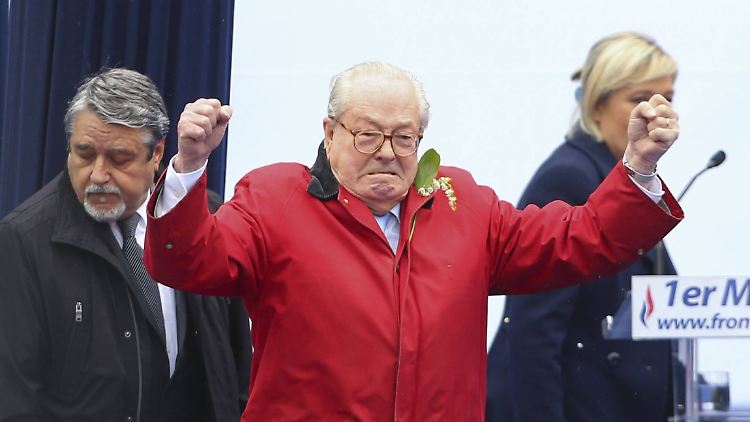 Es ist ein offener Affront: Bei der traditionellen Front-National-Veranstaltung zum 1. Mai in Paris drängelt sich Jean-Marie Le Pen just in dem Augenblick auf die Bühne, in dem seine Tochter eine Rede beginnen will. 