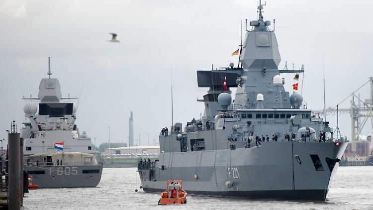 55 zusätzliche Soldaten, Rettungswesten und weiteres Material haben die Marine-Schiffe auf der Insel Kreta an Bord genommen.