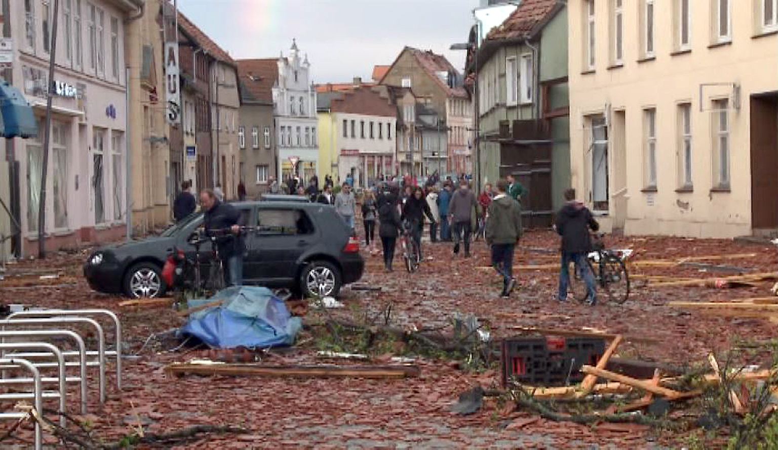Minuten nach dem Unwetter: Herabgestürzte Dachziegel liegen in den Straßen von Bützow. Starr vor Schreck stehen manche Anwohner vor den Schäden.
