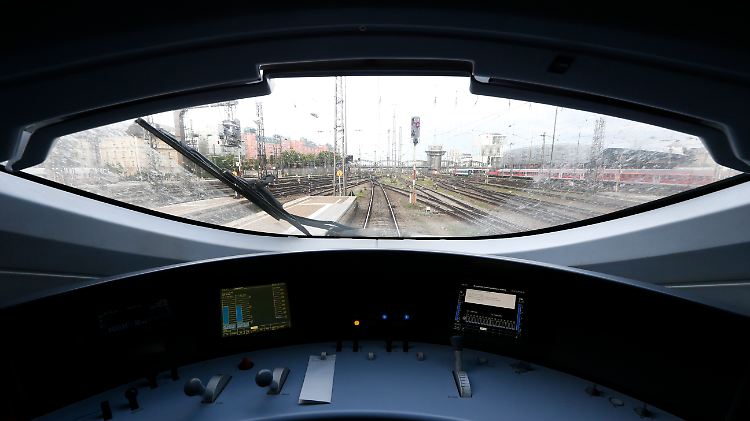 Im Führerstand eines ICE: Blick auf den Arbeitsplatz eines Lokführers.
