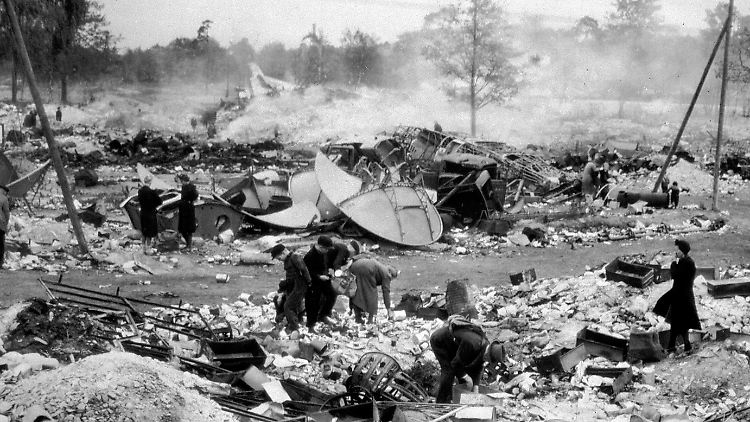 In den Trümmern des Flughafens Tempelhof suchen Berliner nach Ess- und Brauchbarem.