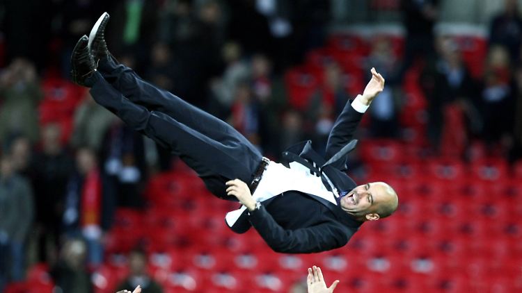 Einfach zum Abheben: Pep Guardiola feiert den Champions-League-Triumph 2011 in luftiger Höhe. Heute ist das Verhältnis zu seinen ehemaligen Spielern des FC Barcelona allerdings deutlich abgekühlt.