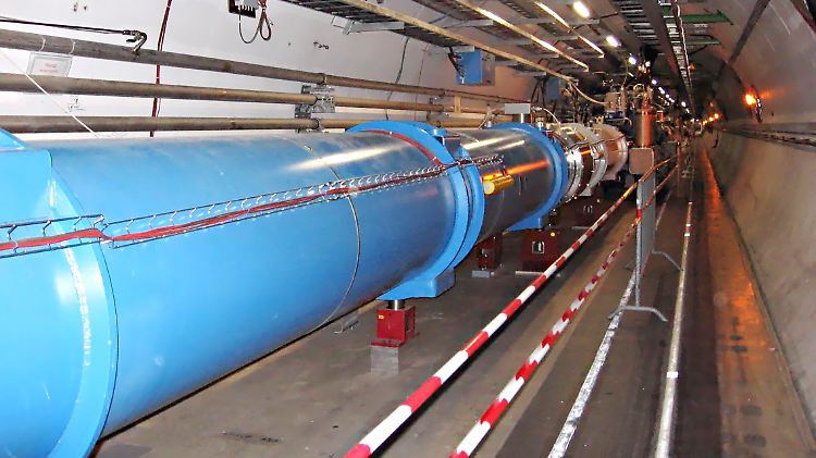 Der LHC-Beschleunigerring befindet sich in einem 27 Kilometer langen Tunnel, 50 bis 175 Meter unter der Erde. Mit Tunnelbränden müssen sich die Feuerwehrleute am CERN folglich auskennen.