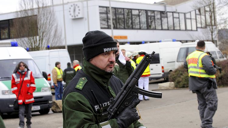 Ein Polizist vor der Schule.