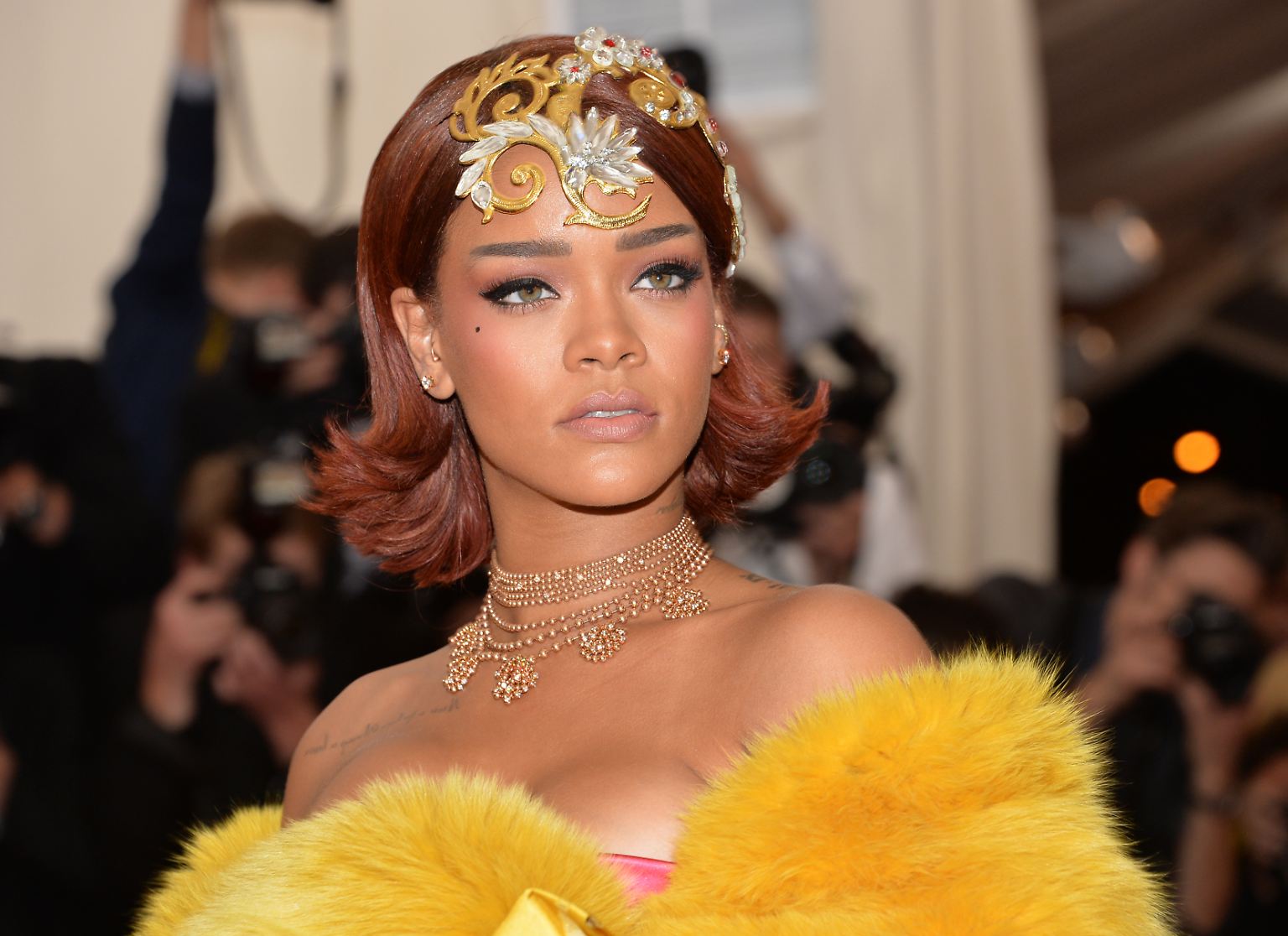 In ihrem chinesischen Couture-Kleid sieht Rihanna aus wie eine Königin. Deswegen dürfte es die Sängerin auch wenig stören, ...