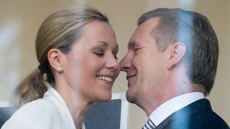 Man kommt sich wieder näher. (Christian und Bettina Wulff begrüßen sich am 12.12.2013 im Landgericht in Hannover)
