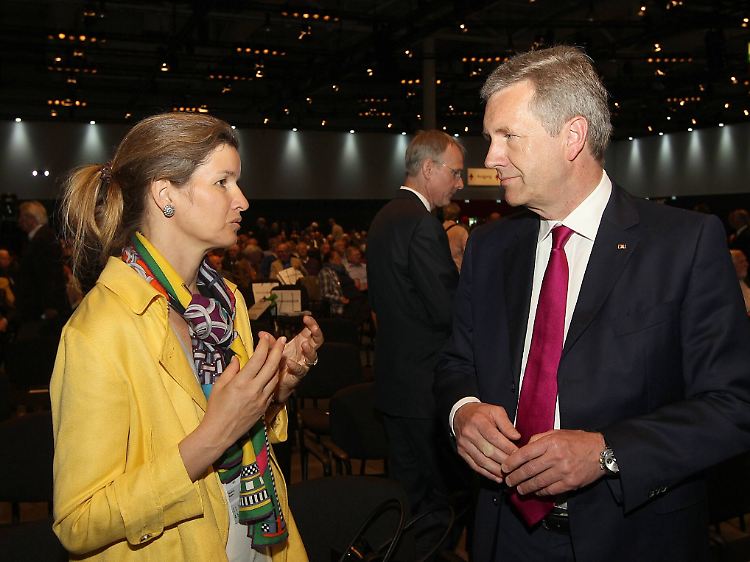 Bahnt sich da was - ein neuer Job - an? Der Alt-Bundespräsident am 5. Mai auf der VW-Hauptversammlung mit Melanie Wenckheim, Tochter des VW-Aufsichtsratsmitglieds Hans Michael Piëch.
