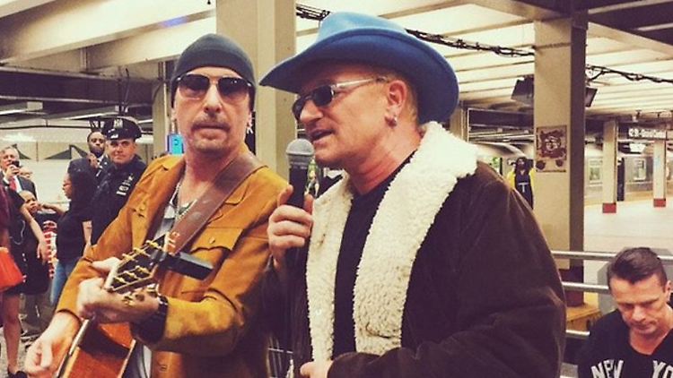 Bono und seine U2-Bandkollegen geben ein Gratiskonzert in der New Yorker U-Bahn.